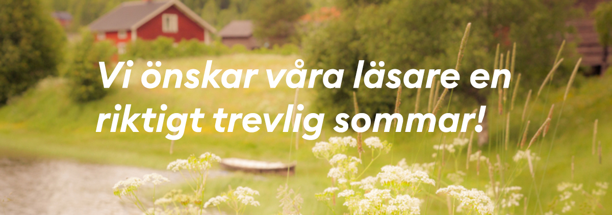 En bild på en röd stuga, blommor och en båt vid en sjö med texten "Vi önskar våra läsare en riktigt trevlig sommar!"